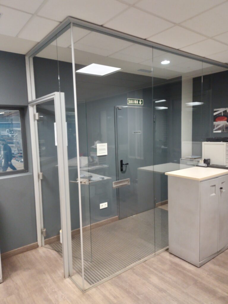 Instalación de mampara de cristal para oficina