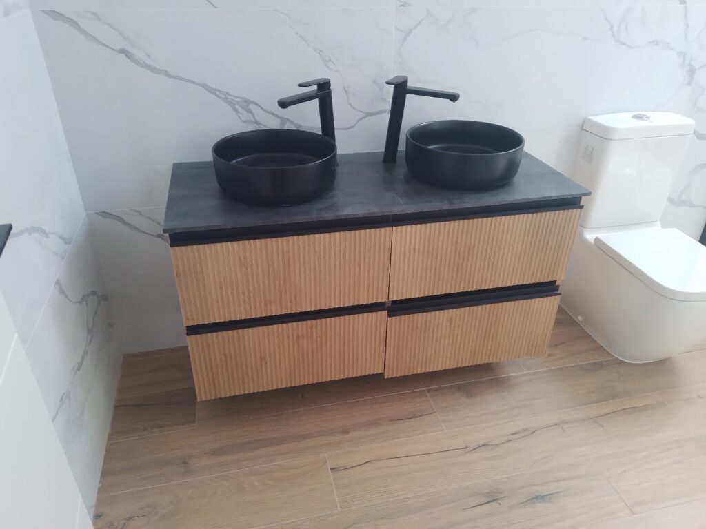 Reforma de baño moderno con doble lavabo y mueble suspendido