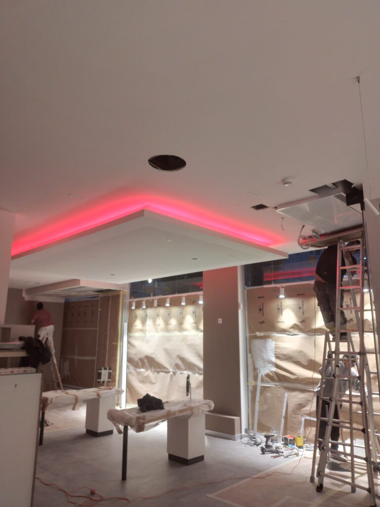 Reforma de local comercial con iluminación decorativa en Madrid