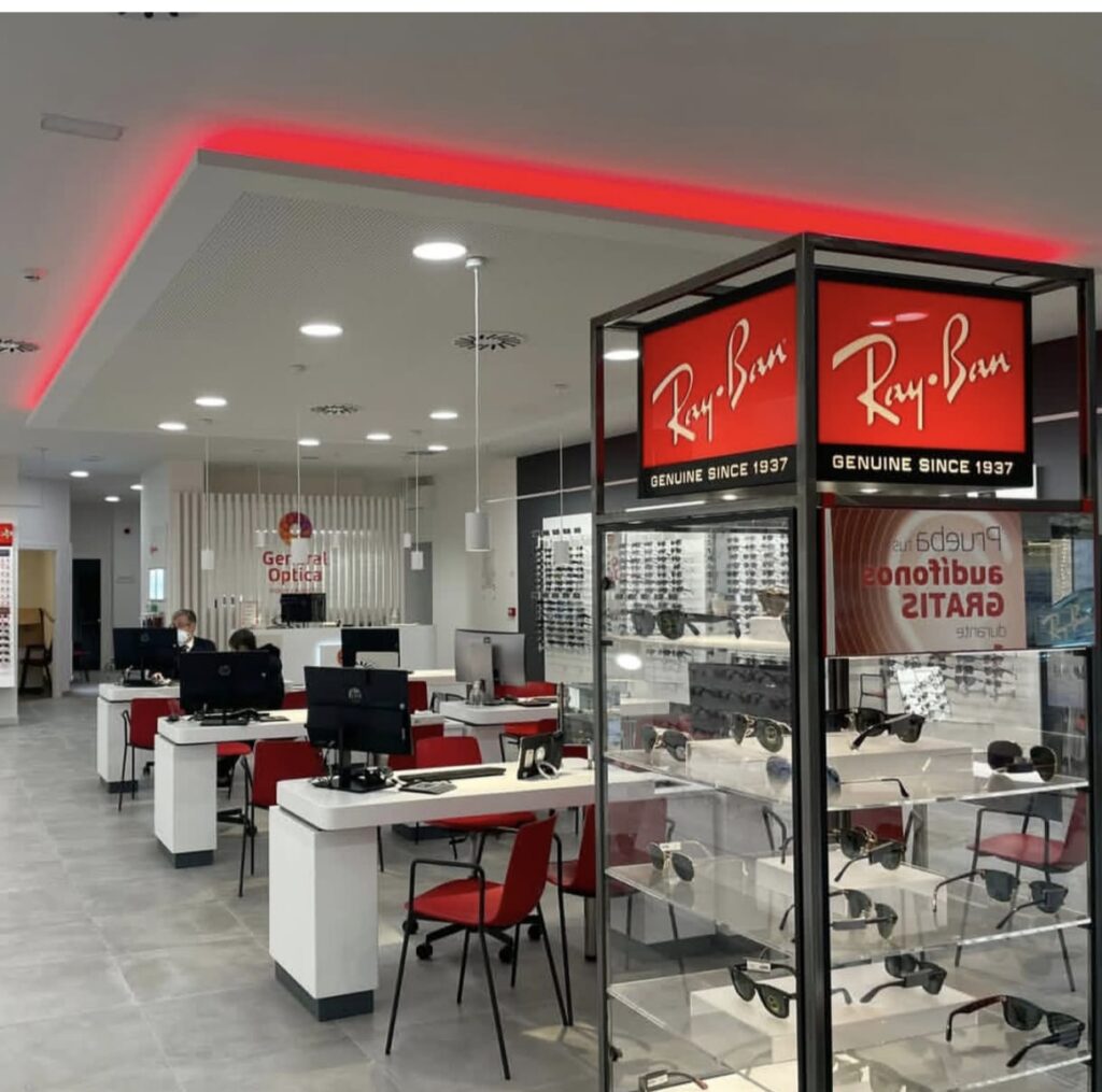 Reforma de óptica y local comercial con mobiliario moderno
