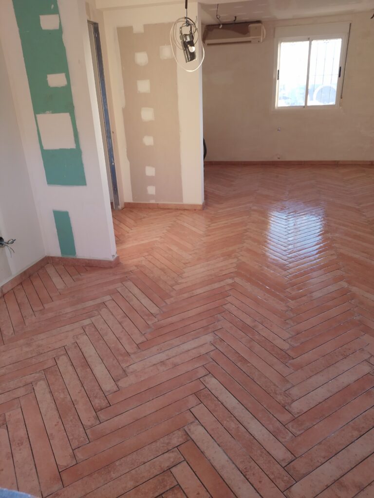 Reforma de vivienda con suelo de madera en espiga