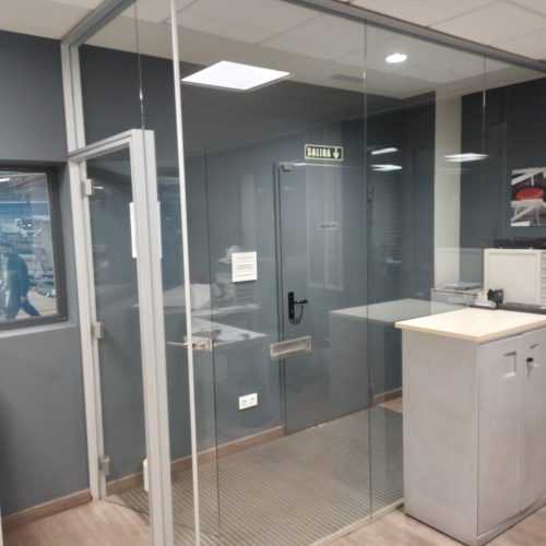 Instalación de mampara de cristal para oficina